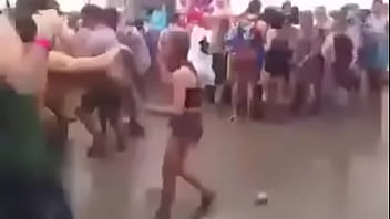 Hombres dandole duro al piso