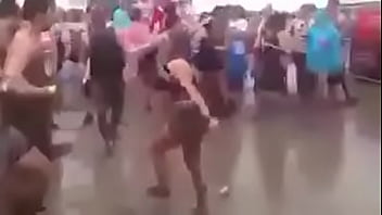 Hombres dandole duro al piso