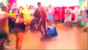 Hombres dandole duro al piso