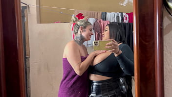 Peguei minha inquilina se masturbano e se tocando no quintal de casa ela disse que estava gravando video porno não aguentei e participei