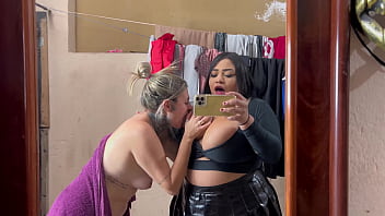 Peguei minha inquilina se masturbano e se tocando no quintal de casa ela disse que estava gravando video porno não aguentei e participei