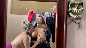 Peguei minha inquilina se masturbano e se tocando no quintal de casa ela disse que estava gravando video porno não aguentei e participei