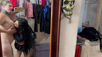 Peguei minha inquilina se masturbano e se tocando no quintal de casa ela disse que estava gravando video porno não aguentei e participei