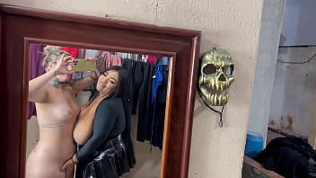 Peguei minha inquilina se masturbano e se tocando no quintal de casa ela disse que estava gravando video porno não aguentei e participei