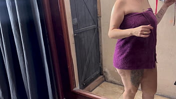 Peguei minha inquilina se masturbano e se tocando no quintal de casa ela disse que estava gravando video porno não aguentei e participei