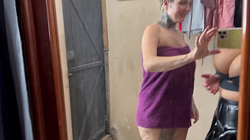 Peguei minha inquilina se masturbano e se tocando no quintal de casa ela disse que estava gravando video porno não aguentei e participei