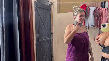 Peguei minha inquilina se masturbano e se tocando no quintal de casa ela disse que estava gravando video porno não aguentei e participei