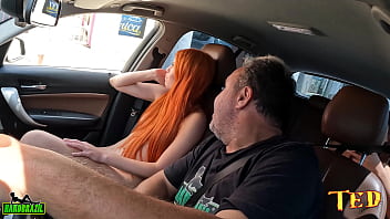 Linda ruiva resolve ser atriz pornô e entrou pelada no carro
