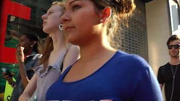 Chica con enorme culo paseando con diminuto short