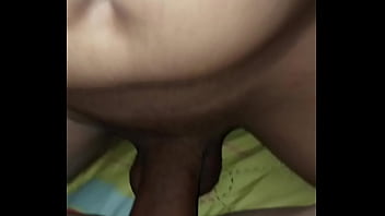 Mi hermanastra me muestra su culo y no pude resistirme y terminé follandola