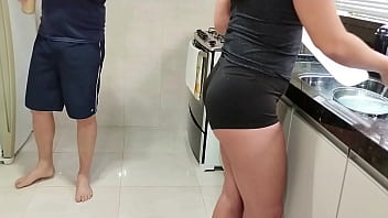 Meu cunhado pervertido tira vantagem de mim enquanto estou lavando a louça completo no red e no sheer