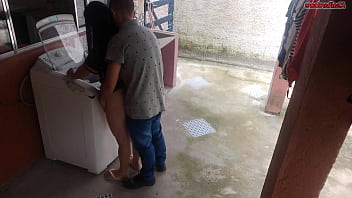 Dona de casa casada paga técnico de máquina de lavar com a bunda enquanto marido esta fora