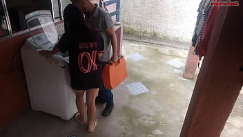 Dona de casa casada paga técnico de máquina de lavar com a bunda enquanto marido esta fora