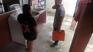Dona de casa casada paga técnico de máquina de lavar com a bunda enquanto marido esta fora