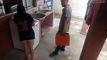 Dona de casa casada paga técnico de máquina de lavar com a bunda enquanto marido esta fora