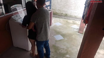 Dona de casa casada paga técnico de máquina de lavar com a bunda enquanto marido esta fora