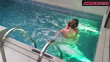 Levou a mulher pro motel pra relaxar chegando lá ela já queria brigar mas depois de uma foda bem gostosa dentro da piscina ela ficou calminha