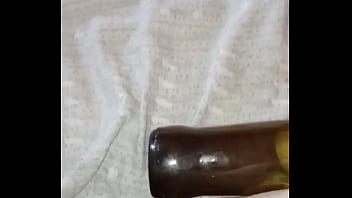 Gretala incinta eccitata si strofina la bottiglia