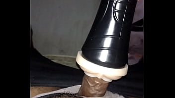 Uma bela punheta assistindo porno