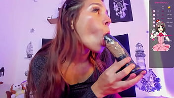 Chupo un dildo con chocolate