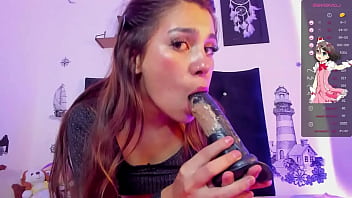 Chupo un dildo con chocolate