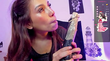 Chupo un dildo con chocolate