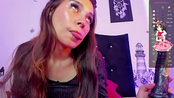 Chupo un dildo con chocolate