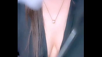 Safadinha brincando de mostrar o peito no app tango nonude