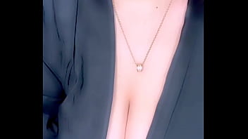 Safadinha brincando de mostrar o peito no app tango nonude