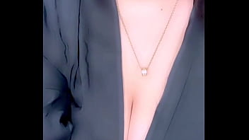 Safadinha brincando de mostrar o peito no app tango nonude