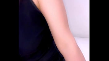 Safadinha brincando de mostrar o peito no app tango nonude