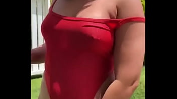 Me riego leche en mi cuerpo