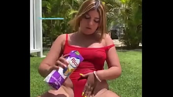 Me riego leche en mi cuerpo