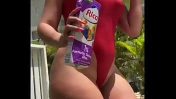 Me riego leche en mi cuerpo