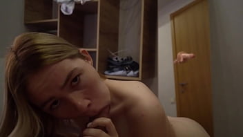 Слюнявый минет от красотки