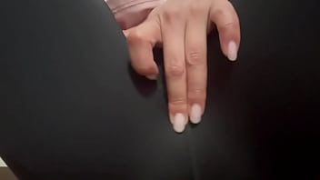 スポーツジムで男性の臭い汗の臭いを嗅ぎながら運動してたらムラムラしてきて、家に帰ってきてそのままオナニーしちゃいました