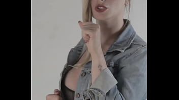 Con pollerita de cuero