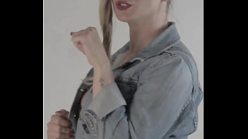 Con pollerita de cuero