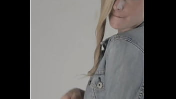 Con pollerita de cuero