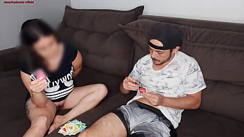 Chamei o vizinho pra jogar uno eu sem calcinha e meu marido no trabalho