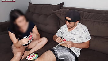 Chamei o vizinho pra jogar uno eu sem calcinha e meu marido no trabalho