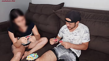 Chamei o vizinho pra jogar uno eu sem calcinha e meu marido no trabalho