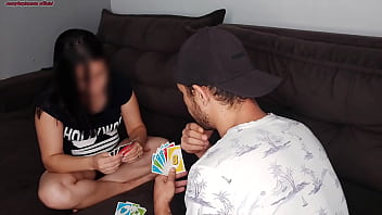 Chamei o vizinho pra jogar uno eu sem calcinha e meu marido no trabalho