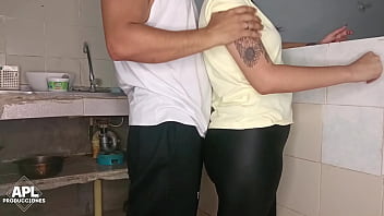 Mientras hablo con la amiga de mi madrastra en la cocina le termino tocando su jugoso coño hasta follarla ella no sabia que la esba granbando parte 1