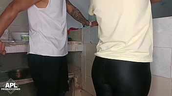 Mientras hablo con la amiga de mi madrastra en la cocina le termino tocando su jugoso coño hasta follarla ella no sabia que la esba granbando parte 1