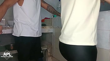 Mientras hablo con la amiga de mi madrastra en la cocina le termino tocando su jugoso coño hasta follarla ella no sabia que la esba granbando parte 1