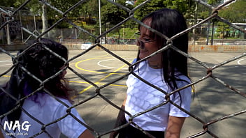 Estudiantes calientes se escapan de clases para follar sexo lesbico despues de clases