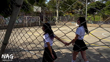 Estudiantes calientes se escapan de clases para follar sexo lesbico despues de clases