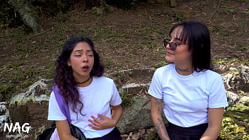 Estudiantes calientes se escapan de clases para follar sexo lesbico despues de clases