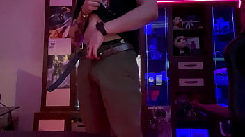 Молодой puppy развлекается со своим членом